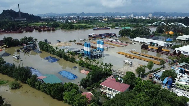 T&agrave;u đ&oacute;ng dở nằm ngang ven s&ocirc;ng Đ&aacute;y, d&ograve;ng chảy bị &ldquo;chặn&rdquo; giữa m&ugrave;a mưa lũ - Ảnh 6.