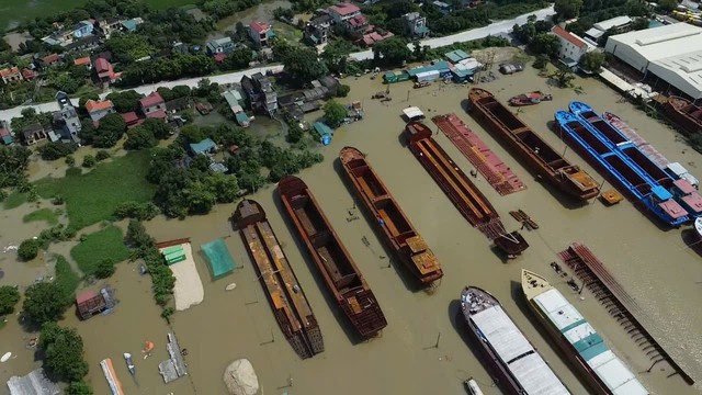 T&agrave;u đ&oacute;ng dở nằm ngang ven s&ocirc;ng Đ&aacute;y, d&ograve;ng chảy bị &ldquo;chặn&rdquo; giữa m&ugrave;a mưa lũ - Ảnh 5.