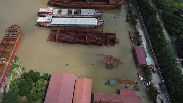 T&agrave;u đ&oacute;ng dở nằm ngang ven s&ocirc;ng Đ&aacute;y, d&ograve;ng chảy bị &ldquo;chặn&rdquo; giữa m&ugrave;a mưa lũ - Ảnh 8.
