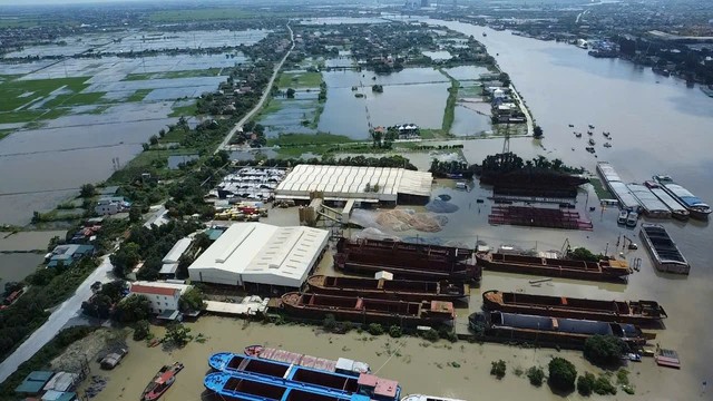 T&agrave;u đ&oacute;ng dở nằm ngang ven s&ocirc;ng Đ&aacute;y, d&ograve;ng chảy bị &ldquo;chặn&rdquo; giữa m&ugrave;a mưa lũ - Ảnh 7.