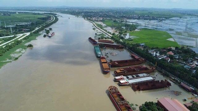 T&agrave;u đ&oacute;ng dở ven s&ocirc;ng Đ&aacute;y v&agrave; ảnh hưởng đến d&ograve;ng chảy m&ugrave;a mưa lũ 2026 - Ảnh 1.
