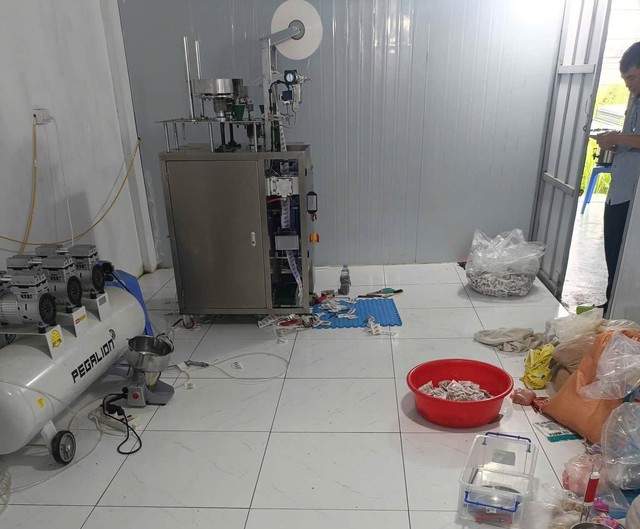 Hà Nội: Khởi tố chủ cơ sở sản xuất hàng loạt bột canh giả nhãn hiệu Acecook quy mô lớn - Ảnh 1.