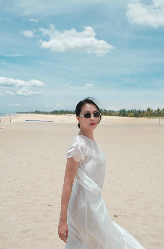 Ngỡ ng&agrave;ng nhan sắc tuổi 43 của Hồng Diễm - Ảnh 2.