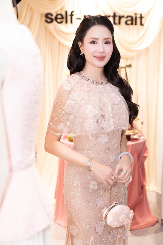 Ngỡ ng&agrave;ng nhan sắc tuổi 43 của Hồng Diễm - Ảnh 6.