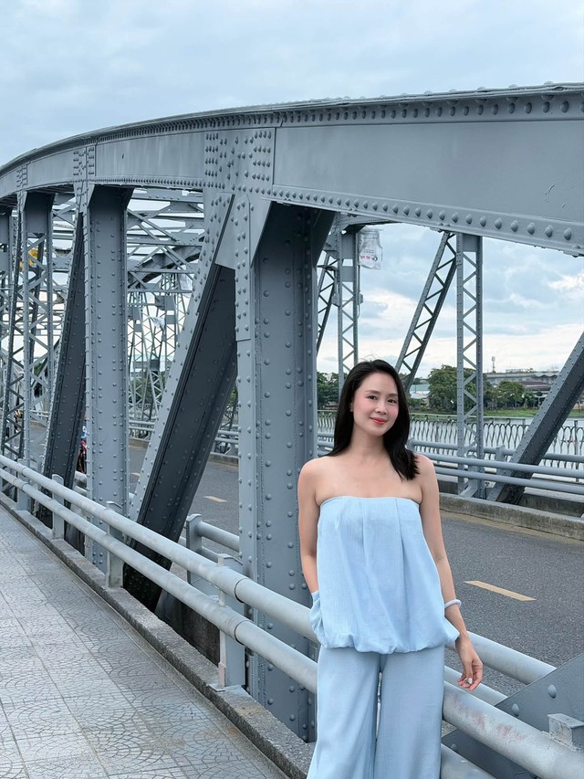 Ngỡ ng&agrave;ng nhan sắc tuổi 43 của Hồng Diễm - Ảnh 4.