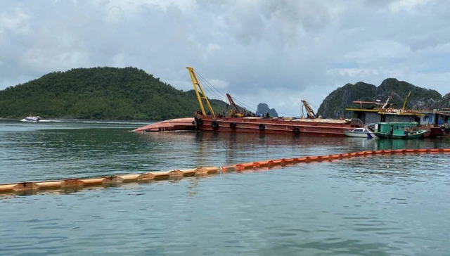 Quảng Ninh: Khởi tố thuyền trưởng g&acirc;y lật t&agrave;u tại V&acirc;n Đồn - Ảnh 2.