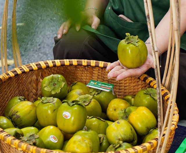 Tiểu thương chia sẻ c&aacute;ch chọn hồng da tre ch&iacute;n đều, thơm ngon chỉ nhờ v&agrave;o những dấu hiệu nhỏ n&agrave;y - Ảnh 1.