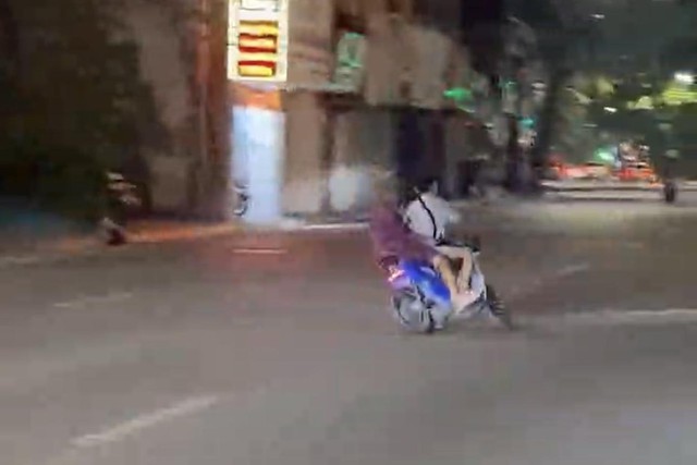 Thiếu ni&ecirc;n lạng l&aacute;ch, đ&aacute;nh v&otilde;ng tr&ecirc;n xe đạp TNGo bị CSGT mời l&agrave;m việc - Ảnh 1.