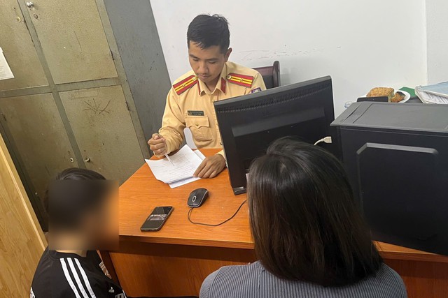 Thiếu ni&ecirc;n lạng l&aacute;ch, đ&aacute;nh v&otilde;ng tr&ecirc;n xe đạp TNGo bị CSGT mời l&agrave;m việc - Ảnh 2.