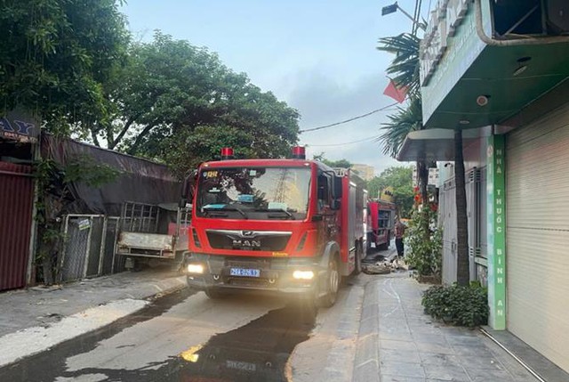 H&agrave; Nội: Kịp thời giải cứu 2 người mắc kẹt trong vụ ch&aacute;y nh&agrave; 5 tầng ở phường Ho&agrave;ng Mai - Ảnh 1.