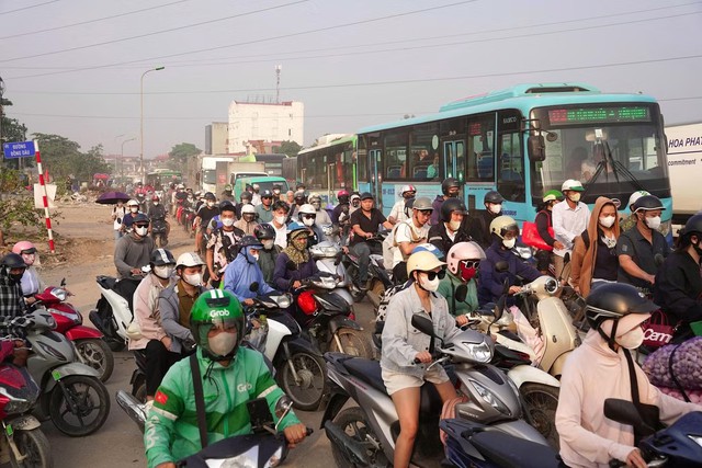 Kh&ocirc;ng kh&iacute; lạnh miền Bắc g&acirc;y mưa k&eacute;o d&agrave;i v&agrave; hỗ trợ đăng k&yacute; kết h&ocirc;n cho cụ &ocirc;ng 92 tuổi - Ảnh 5.