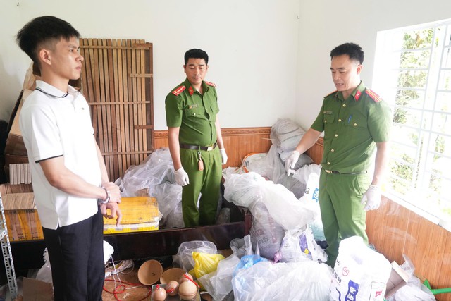 Bắt giữ thanh niên tàng trữ gần 1 tấn pháo và nguyên liệu chế tạo pháo nổ - Ảnh 1.