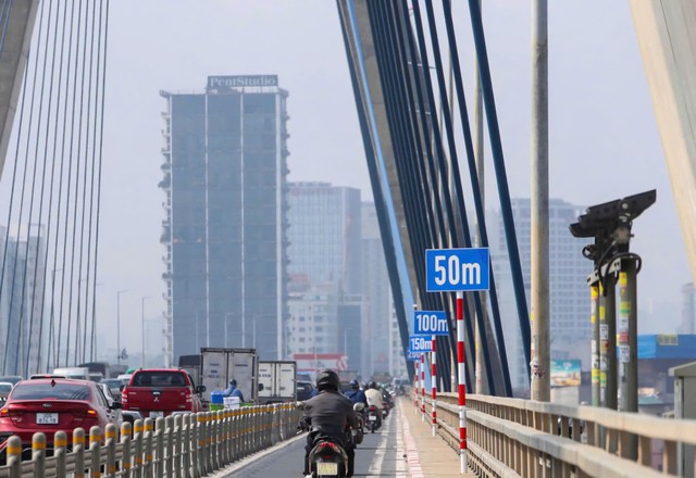 V&igrave; sao biển chỉ dẫn khoảng c&aacute;ch tr&ecirc;n cầu Nhật T&acirc;n vừa lắp đ&atilde; th&aacute;o dỡ? - Ảnh 4.