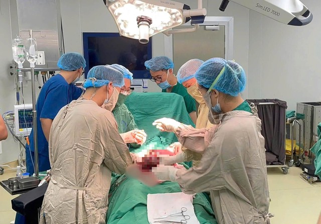 X&uacute;c động khoảnh khắc em b&eacute; ch&agrave;o đời từ người mẹ mắc ung thư cổ tử cung - Ảnh 1.