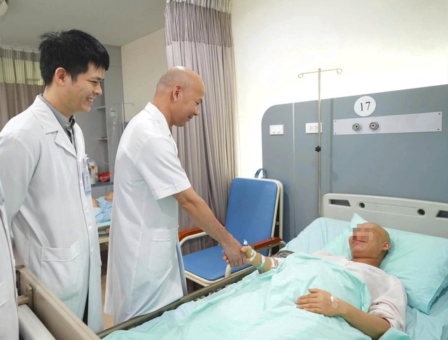 X&uacute;c động khoảnh khắc em b&eacute; ch&agrave;o đời từ người mẹ mắc ung thư cổ tử cung - Ảnh 2.