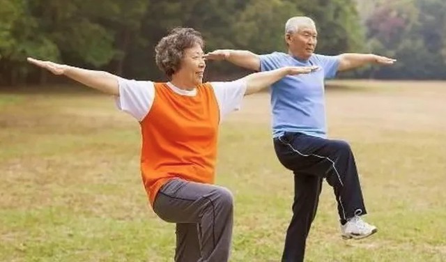 Nghỉ hưu l&ecirc;n ở với con để tận hưởng tuổi gi&agrave;, ai ngờ kh&oacute; xử v&igrave; một người đ&agrave;n &ocirc;ng t&aacute;n tỉnh - Ảnh 2.