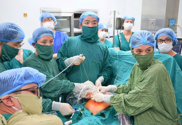 Lần đầu tiên tại Việt Nam: Thực hiện thành công can thiệp FETO cứu thai nhi thoát vị hoành nặng - Ảnh 1.