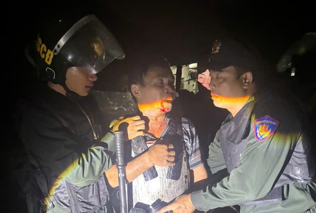Người đ&agrave;n &ocirc;ng ở Th&aacute;i Nguy&ecirc;n mặc '&aacute;o gi&aacute;p' tự chế, d&ugrave;ng dao l&agrave;m 2 c&ocirc;ng an bị thương - Ảnh 2.