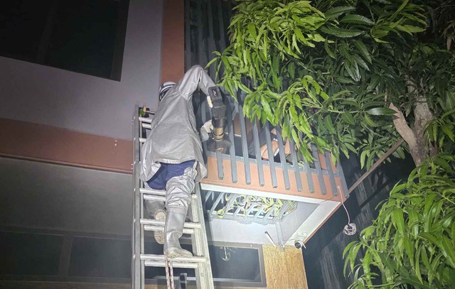 H&agrave; Nội: Ph&aacute; 'chuồng cọp', giải cứu 2 người mắc kẹt trong đ&aacute;m ch&aacute;y l&uacute;c rạng s&aacute;ng  - Ảnh 2.