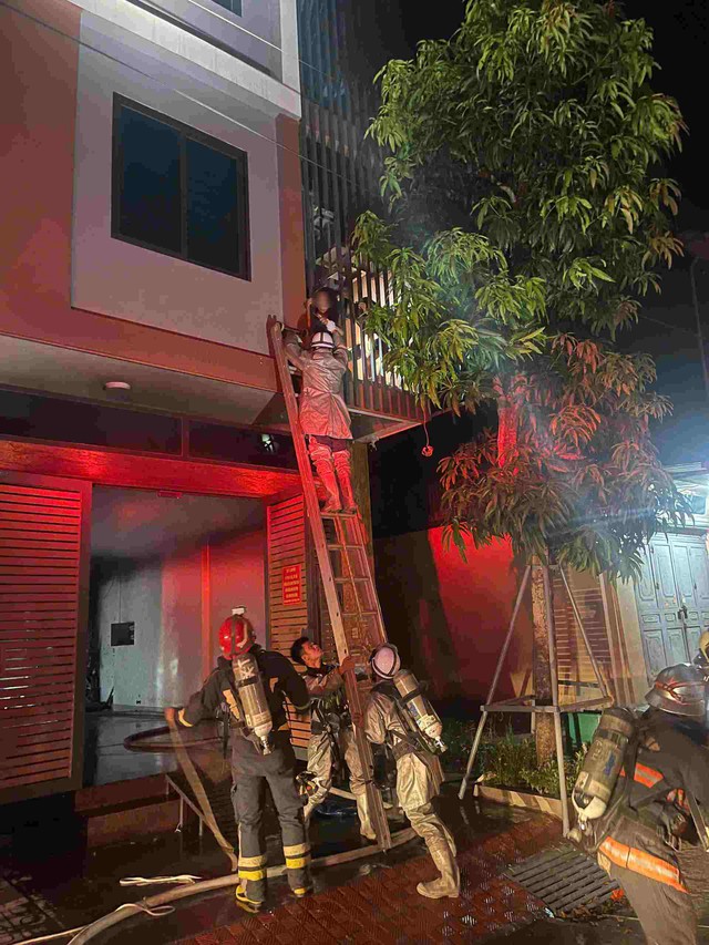 H&agrave; Nội: Ph&aacute; 'chuồng cọp', giải cứu 2 người mắc kẹt trong đ&aacute;m ch&aacute;y l&uacute;c rạng s&aacute;ng  - Ảnh 1.