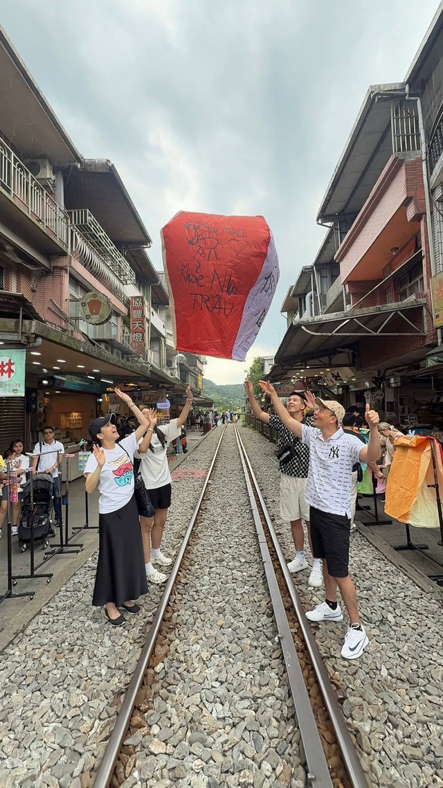Con trai Hoa hậu Th&ugrave;y L&acirc;m g&acirc;y sốt khi 'đu trend' c&ugrave;ng mẹ - Ảnh 4.