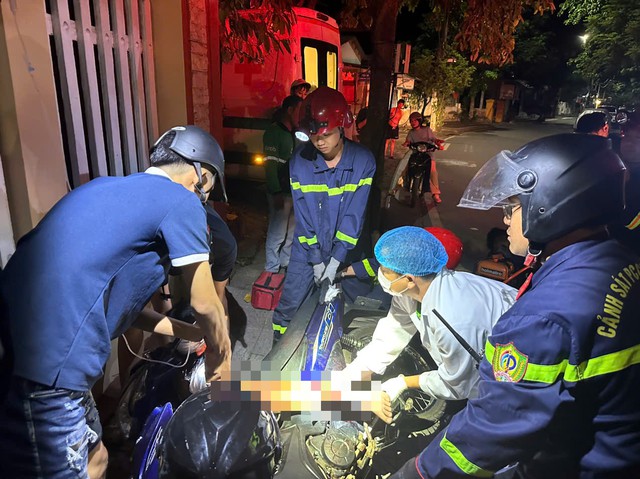 Giải cứu người mắc kẹt sau tai nạn giao thông ở Huế - Ảnh 1.