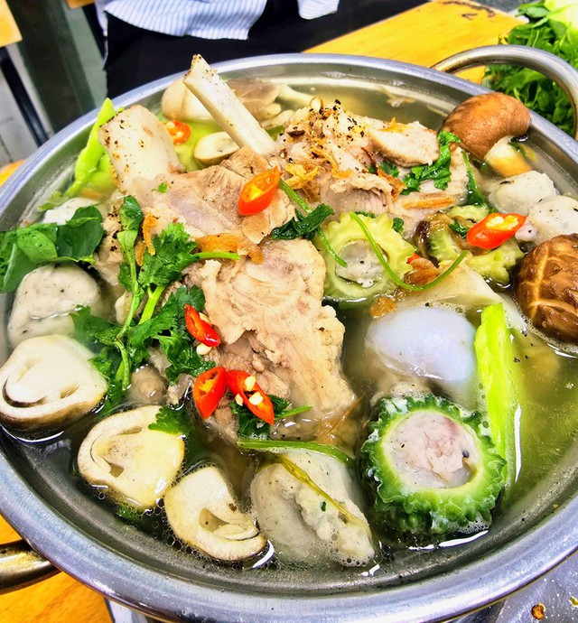 Lẩu khổ qua rừng v&agrave; l&agrave;n s&oacute;ng 'ăn l&agrave;nh' giữa phố thị - Ảnh 1.