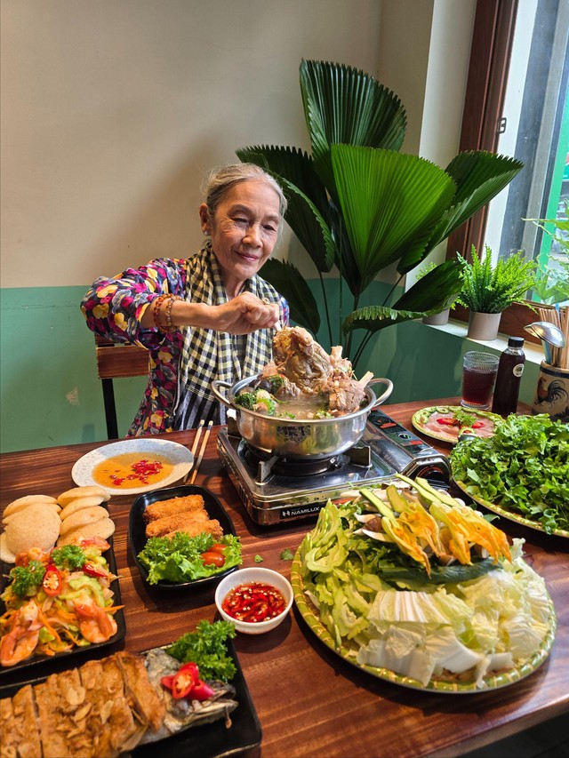 Lẩu khổ qua rừng v&agrave; l&agrave;n s&oacute;ng 'ăn l&agrave;nh' giữa phố thị - Ảnh 2.