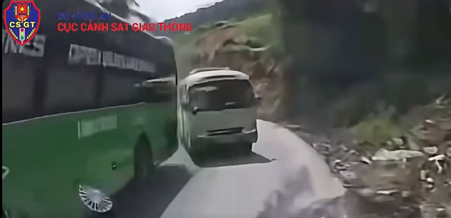 Kết đắng cho lái xe khách Hà Nội vượt ẩu trên quốc lộ - Ảnh 1.