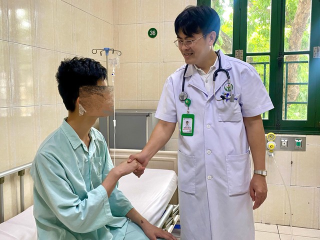 Người mẹ Việt kiều đưa con trai từ Đức về Việt Nam sửa dị tật lồng ngực - Ảnh 1.