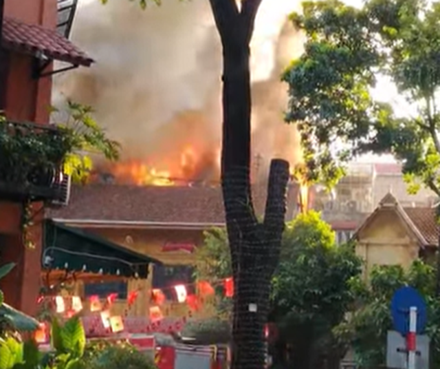 H&agrave; Nội: Kịp thời khống chế đ&aacute;m ch&aacute;y lớn tại nh&agrave; h&agrave;ng tr&ecirc;n phố Tăng Bạt Hổ - Ảnh 1.