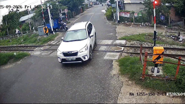 Vượt đ&egrave;n đỏ tại đường ngang t&agrave;i xế bị phạt đến 20 triệu đồng - Ảnh 1.