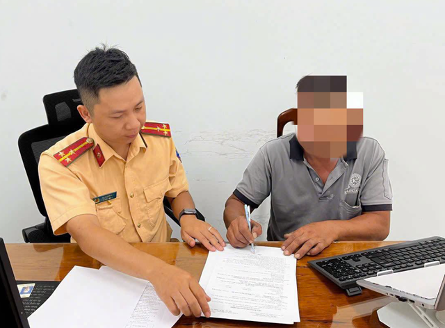 Vượt đ&egrave;n đỏ tại đường ngang t&agrave;i xế bị phạt đến 20 triệu đồng - Ảnh 2.
