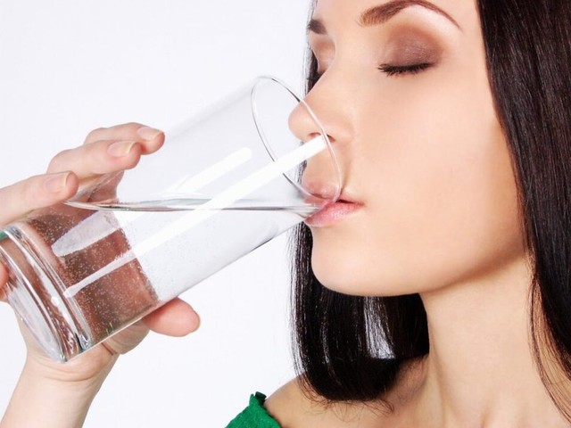 Loại nước rẻ tiền nhưng mang lại hiệu quả cho sức khỏe từ tr&iacute; n&atilde;o đến hệ miễn dịch kh&ocirc;ng phải ai cũng l&agrave;m đ&uacute;ng - Ảnh 1.