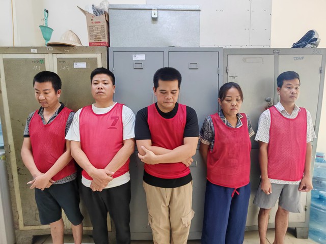 Hà Nội: Đổ trộm hơn 33.000 tấn chất thải xây dựng trái phép, 5 đối tượng bị khởi tố - Ảnh 1.