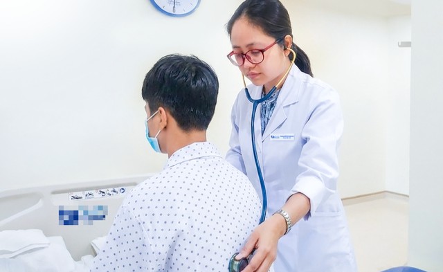 Thiếu ni&ecirc;n 14 tuổi h&ocirc;n m&ecirc;, hơi thở c&oacute; m&ugrave;i t&aacute;o ch&iacute;n mới biết mắc bệnh tiểu đường type 1 - Ảnh 1.