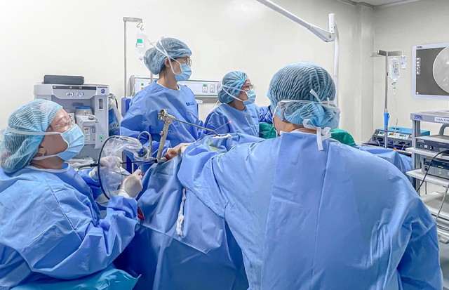 Người đàn ông 50 tuổi từ Mỹ về Việt Nam khám, bất ngờ phát hiện ung thư thanh quản từ khàn tiếng kéo dài - Ảnh 1.