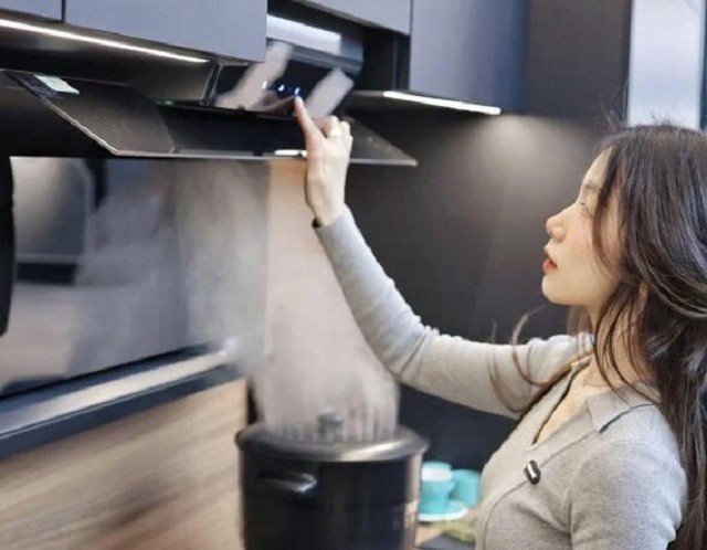 Khi đun nấu mà bật máy hút mùi kiểu này thì tác hại khôn lường, thời điểm bắt buộc phải mở cửa để bảo vệ sức khỏe - Ảnh 1.
