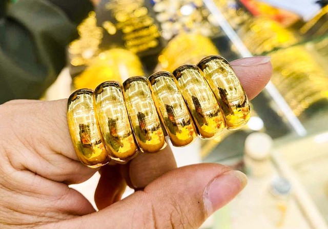 Giá vàng hôm nay 5/9: Vàng SJC, vàng nhẫn Bảo Tín Minh Châu, Doji tăng bao nhiêu tiền/1 chỉ? - Ảnh 1.