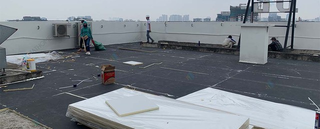 V&igrave; sao nh&agrave; hướng T&acirc;y lu&ocirc;n n&oacute;ng như 'l&ograve; b&aacute;t qu&aacute;i'? C&aacute;ch hạ nhiệt cấp tốc hiệu quả cho nh&agrave; phố - Ảnh 1.