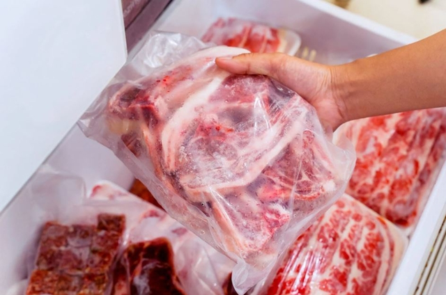 Sai lầm khi r&atilde; đ&ocirc;ng thịt kiểu n&agrave;y khiến g&acirc;y ngộ độc, mẹo r&atilde; đ&ocirc;ng thịt cực nhanh m&agrave; vẫn đảm bảo tươi ngon - Ảnh 2.