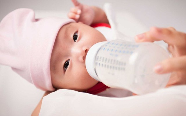Có nên luộc bình sữa ở nhiệt độ cao? Hiểm họa không ngờ từ bình sữa không phải mẹ bỉm sữa nào cũng biết - Ảnh 1.
