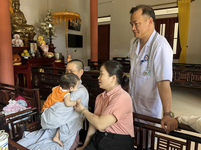 Bé gái 11 tháng tuổi bị bỏ rơi tại chùa, kèm lá thư - Ảnh 1.
