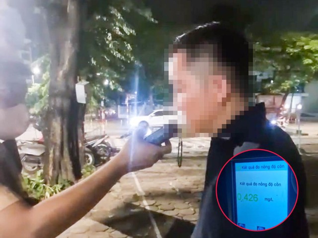 H&agrave; Nội: Li&ecirc;n tiếp ph&aacute;t hiện t&agrave;i xế điều khiển &ocirc; t&ocirc; vi phạm nồng độ cồn - Ảnh 1.