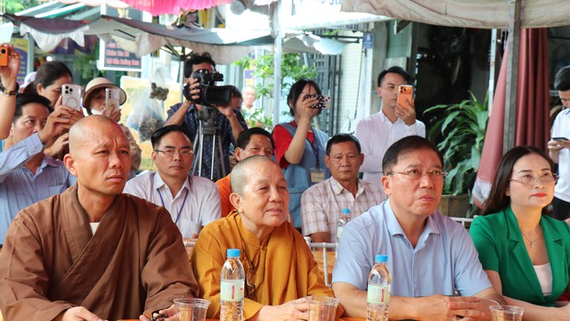 Hơn 700 người khiếm thị, người khuyết tật hạnh ph&uacute;c nhận qu&agrave; - Ảnh 1.