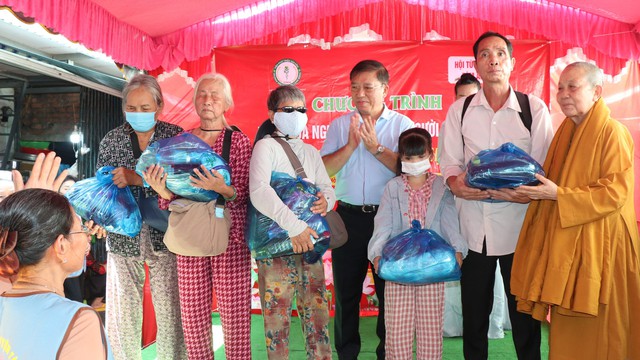 Hơn 700 người khiếm thị, người khuyết tật hạnh ph&uacute;c nhận qu&agrave; - Ảnh 2.
