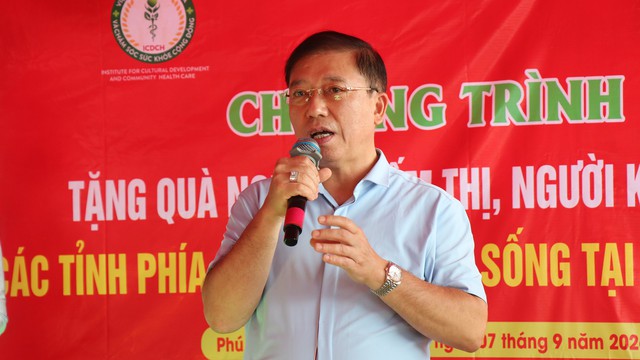 Hơn 700 người khiếm thị, người khuyết tật hạnh ph&uacute;c nhận qu&agrave; - Ảnh 3.