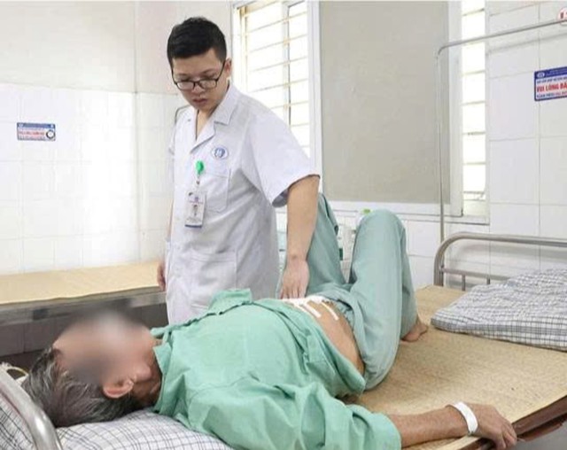 Người đ&agrave;n &ocirc;ng 72 tuổi đang khỏe mạnh bị thủng ruột v&igrave; th&oacute;i quen nhiều người Việt mắc phải - Ảnh 1.