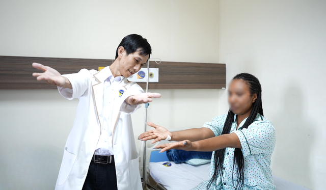 Nữ du kh&aacute;ch Mỹ 43 tuổi đột quỵ khi đang du lịch tại Việt Nam, hồi phục ngoạn mục - Ảnh 1.