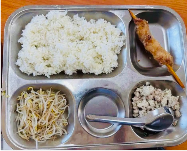 Tin s&aacute;ng 9/9: L&atilde;nh đạo x&atilde; n&oacute;i g&igrave; về suất ăn b&aacute;n tr&uacute; 40.000 đồng k&eacute;m chất lượng tại trường tiểu học ở H&agrave; Nội? Khởi tố 7 đối tượng giả danh shipper lừa đảo gần 400 triệu đồng - Ảnh 1.